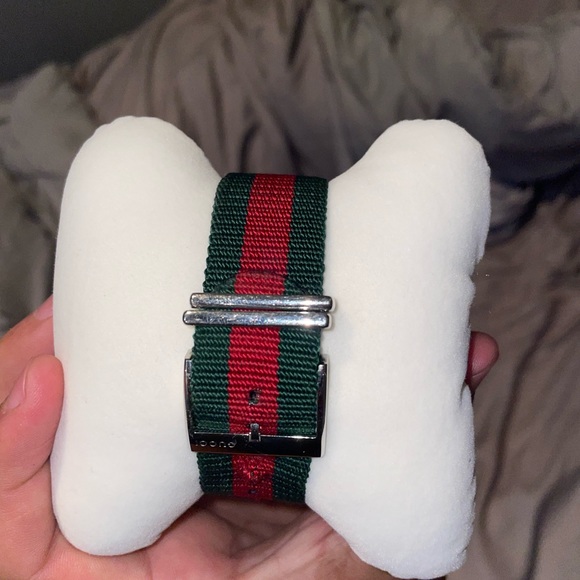 Barely worn Gucci dive watch. Retails for 1.6k. Comes with box and papers - Picture 4 of 5